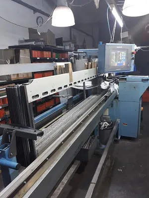 Tahar makinesinin kontrol ekranı ve iplik besleme ünitesi